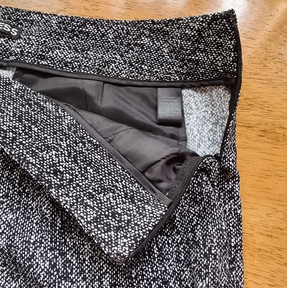 Express Lightweight Flowy Shorts - Picture 8 of 8